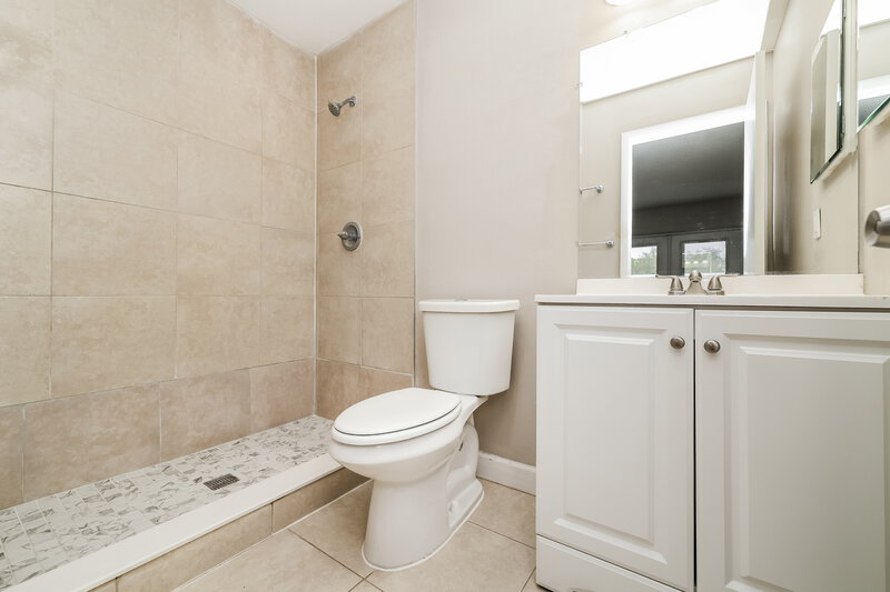 2,240/Mo, 4906 Hi Vista Cir Tampa, FL 33625 Main Bathroom View