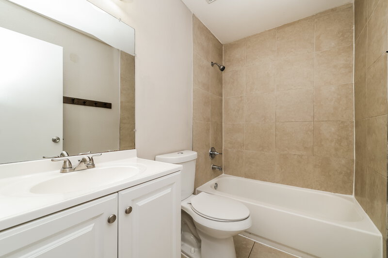 2,240/Mo, 4906 Hi Vista Cir Tampa, FL 33625 Bathroom View