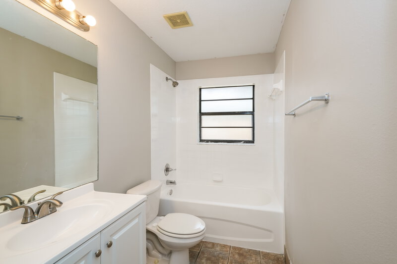 1,995/Mo, 11742 Lynn Brook Cir Seffner, FL 33584 Bathroom View