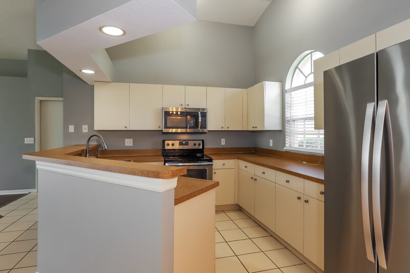 1,970/Mo, 543 Emerald Cove Loop Lakeland, FL 33813 Kitchen View