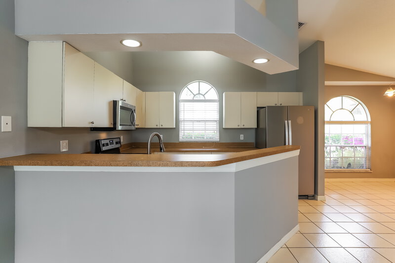1,970/Mo, 543 Emerald Cove Loop Lakeland, FL 33813 Kitchen View 2