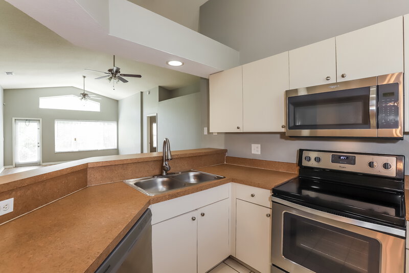 1,970/Mo, 543 Emerald Cove Loop Lakeland, FL 33813 Kitchen View 3