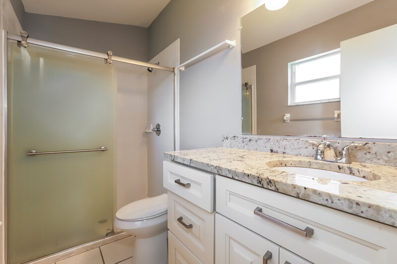 1,970/Mo, 543 Emerald Cove Loop Lakeland, FL 33813 Main Bathroom View