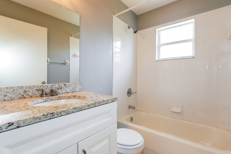 1,970/Mo, 543 Emerald Cove Loop Lakeland, FL 33813 Bathroom View