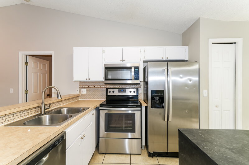 1,950/Mo, 4313 Longshore Dr Land O Lakes, FL 34639 Kitchen View 2