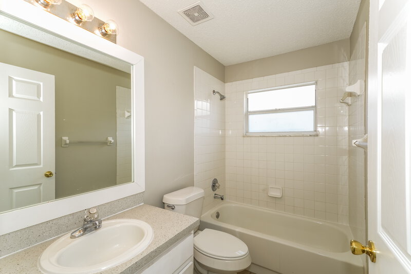 1,950/Mo, 4313 Longshore Dr Land O Lakes, FL 34639 Bathroom View
