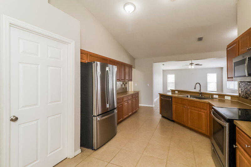 2,195/Mo, 8834 Pebblebrooke Dr Lakeland, FL 33810 Kitchen View