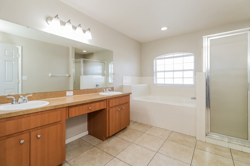 2,195/Mo, 8834 Pebblebrooke Dr Lakeland, FL 33810 Main Bathroom View