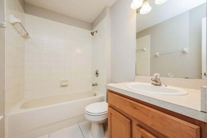 2,040/Mo, 10313 Celtic Ash Dr Ruskin, FL 33573 Bathroom View