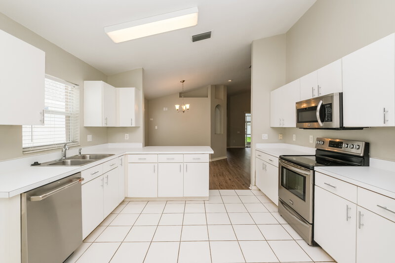 2,315/Mo, 9339 Hidden Water Cir Riverview, FL 33578 Kitchen View