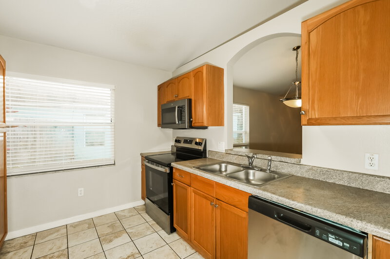1,925/Mo, 1036 Lake Shore Ranch Dr Seffner, FL 33584 Kitchen View