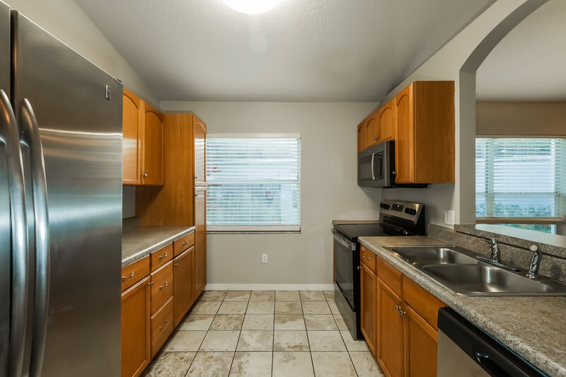 1,925/Mo, 1036 Lake Shore Ranch Dr Seffner, FL 33584 Kitchen View 2