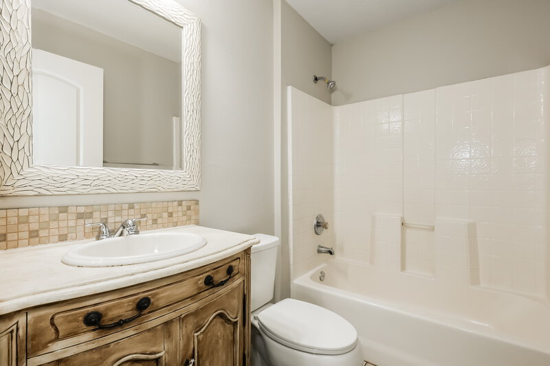 1,925/Mo, 1036 Lake Shore Ranch Dr Seffner, FL 33584 Bathroom View