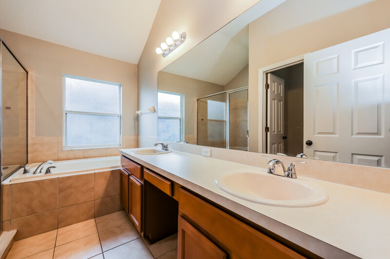 1,960/Mo, 35107 Meadow Reach Dr Zephyrhills, FL 33541 Main Bathroom View