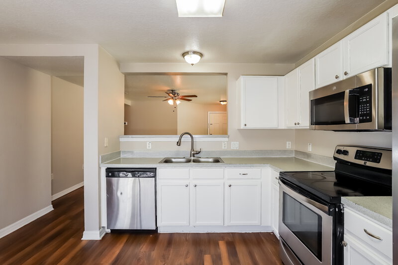 2,005/Mo, 11758 Mango Cross Ct Seffner, FL 33584 Kitchen View 3