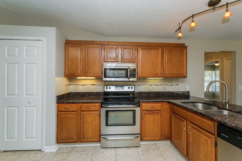 4,150/Mo, 1509 Carter Oaks Dr Valrico, FL 33596 Kitchen View