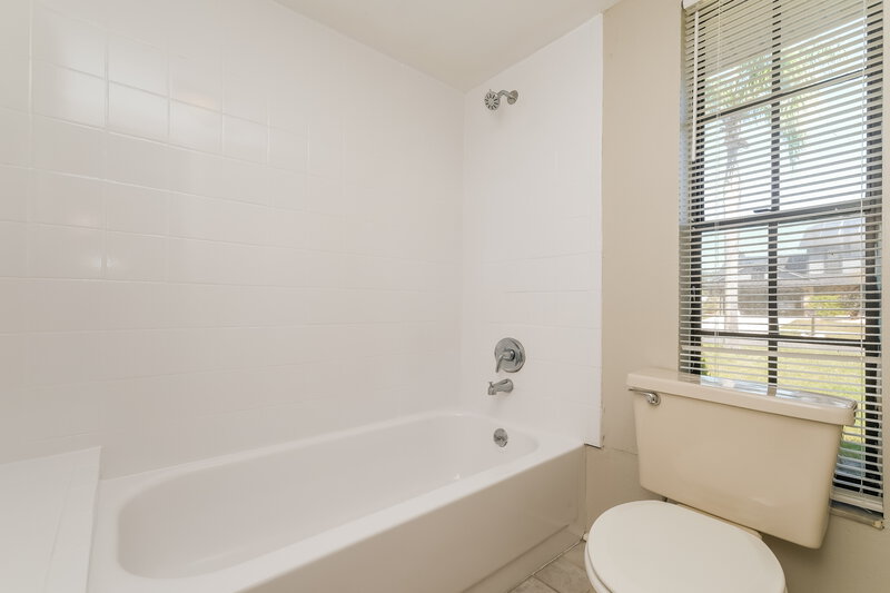 4,150/Mo, 1509 Carter Oaks Dr Valrico, FL 33596 Main Bathroom View