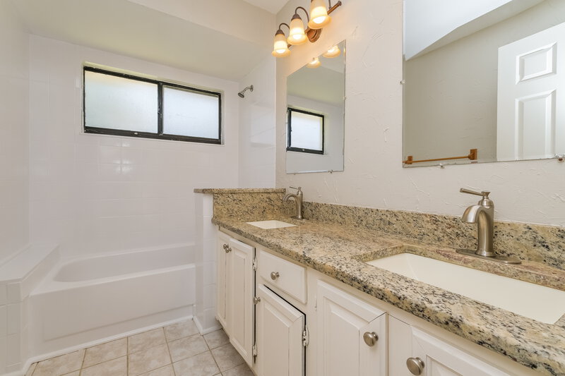 4,150/Mo, 1509 Carter Oaks Dr Valrico, FL 33596 Bathroom View
