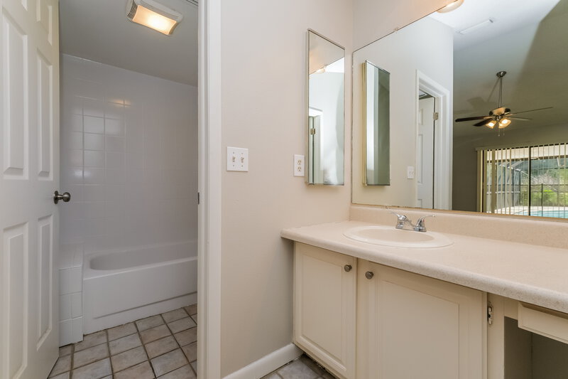 4,150/Mo, 1509 Carter Oaks Dr Valrico, FL 33596 Bathroom View 2