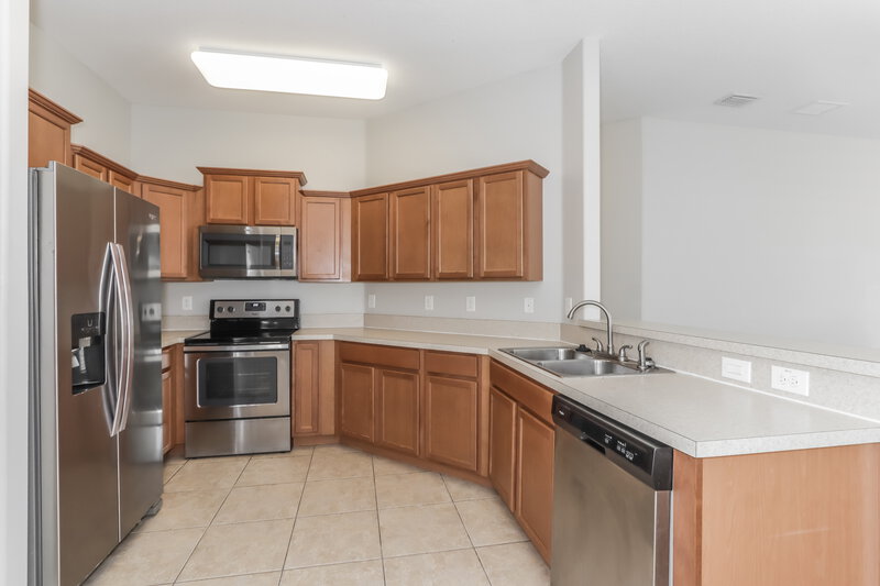 3,420/Mo, 7334 Lumber Port Dr Ruskin, FL 33573 Kitchen View 2