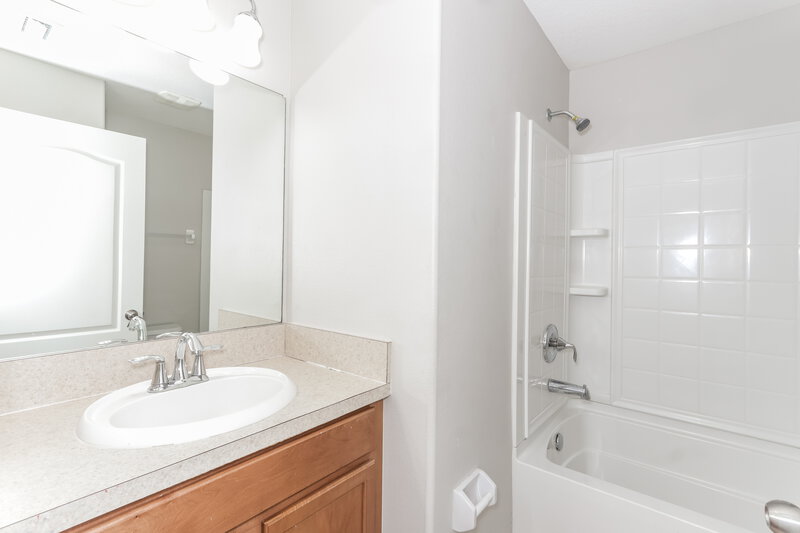 3,420/Mo, 7334 Lumber Port Dr Ruskin, FL 33573 Main Bathroom View