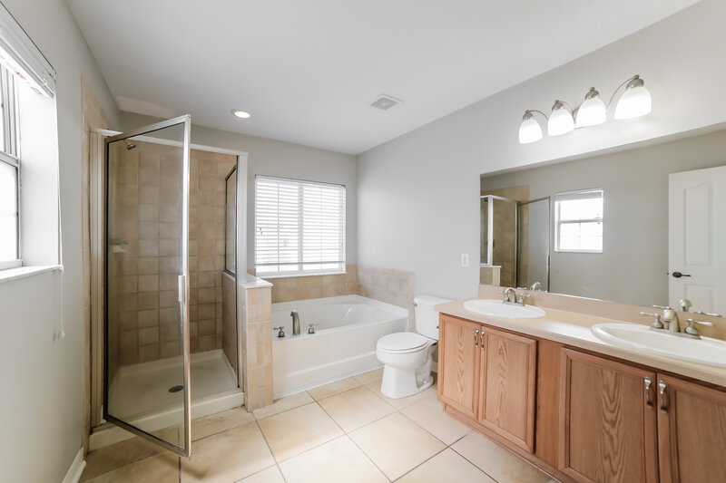 2,195/Mo, 12113 Fern Haven Ave Gibsonton, FL 33534 Main Bathroom View