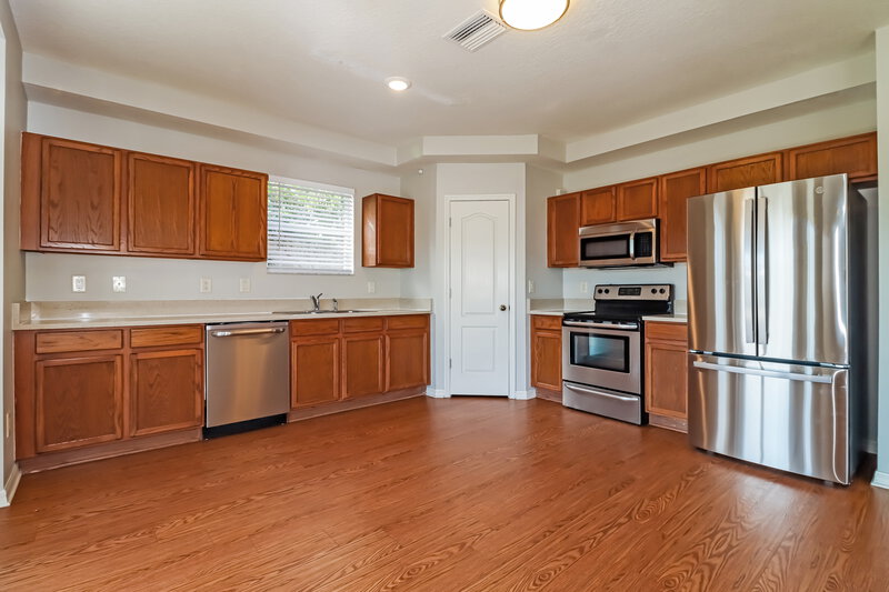 2,385/Mo, 8040 Canterbury Lake Blvd Tampa, FL 33619 Kitchen View 2