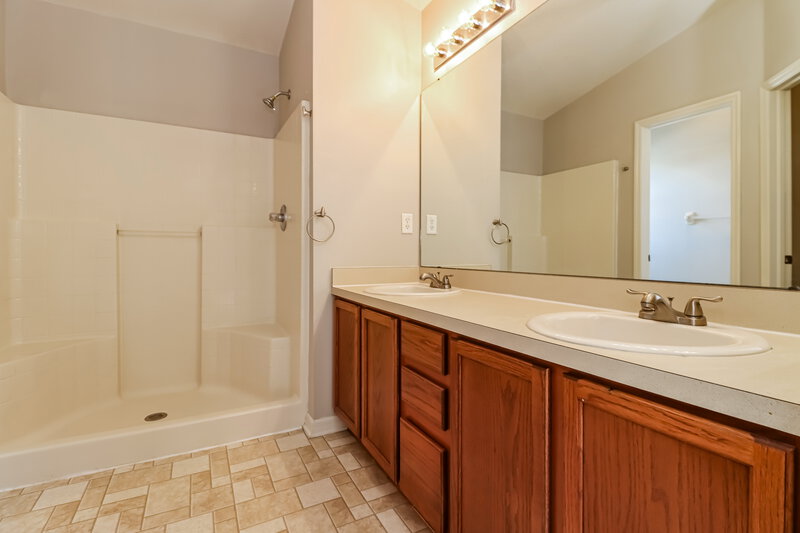 2,385/Mo, 8040 Canterbury Lake Blvd Tampa, FL 33619 Main Bathroom View