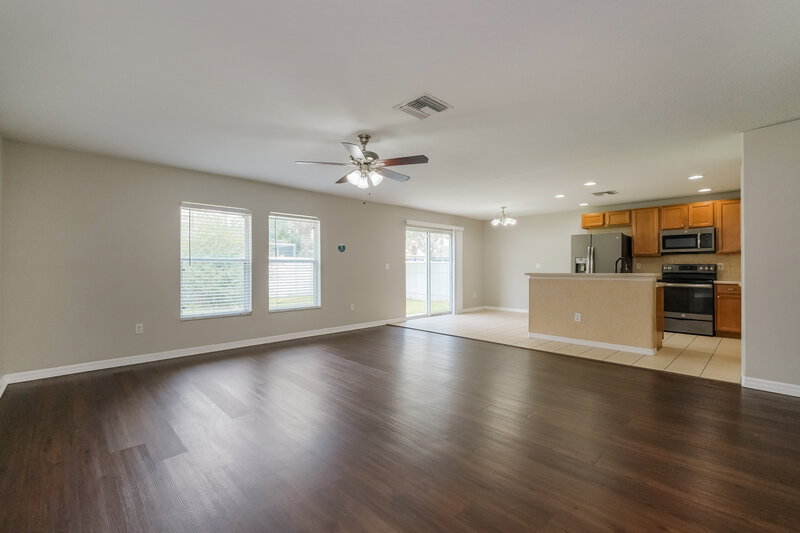 2,100/Mo, 12125 Tree Haven Ave Gibsonton, FL 33534 Living Room View 2