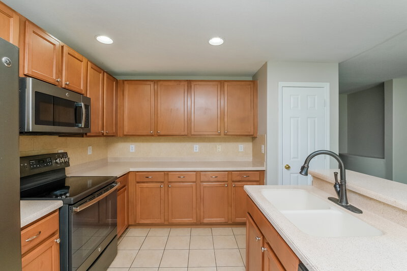 2,100/Mo, 12125 Tree Haven Ave Gibsonton, FL 33534 Kitchen View