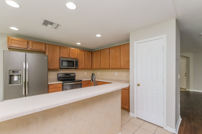 2,100/Mo, 12125 Tree Haven Ave Gibsonton, FL 33534 Kitchen View 2