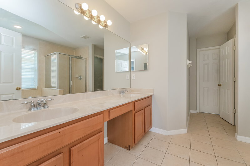 2,100/Mo, 12125 Tree Haven Ave Gibsonton, FL 33534 Main Bathroom View