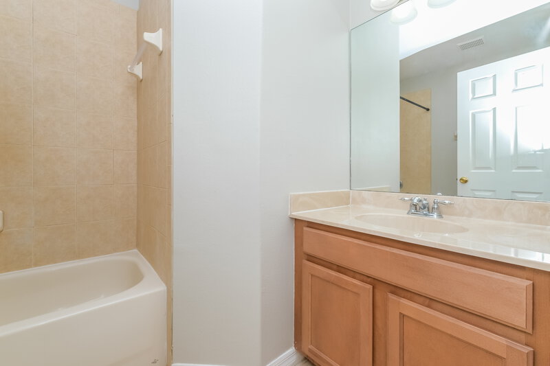 2,100/Mo, 12125 Tree Haven Ave Gibsonton, FL 33534 Bathroom View