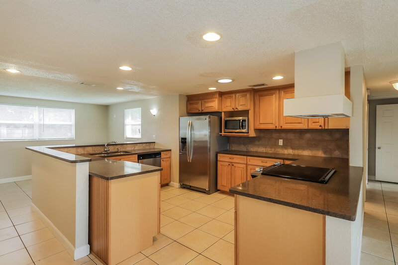2,205/Mo, 3805 McIntosh Rd Dover, FL 33527 Kitchen View