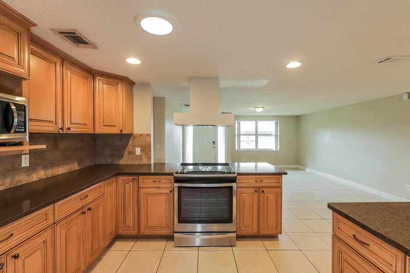 2,205/Mo, 3805 McIntosh Rd Dover, FL 33527 Kitchen View 2