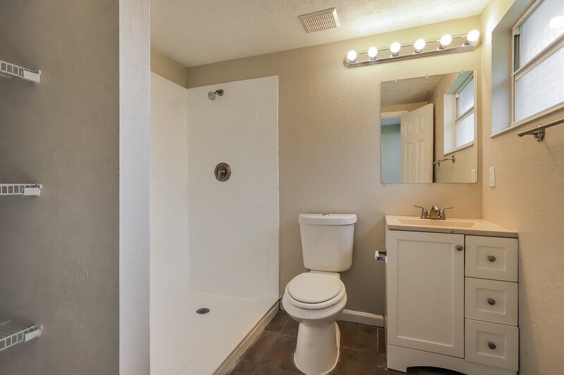 2,205/Mo, 3805 McIntosh Rd Dover, FL 33527 Main Bathroom View