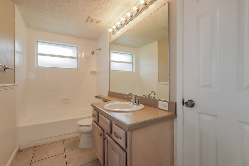 2,205/Mo, 3805 McIntosh Rd Dover, FL 33527 Bathroom View