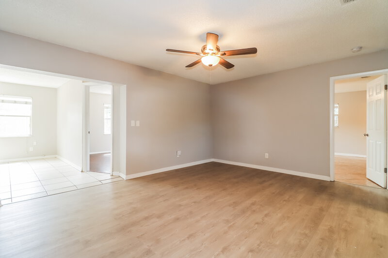 2,470/Mo, 6173 71st St N St Petersburg, FL 33709 Living Room View 2