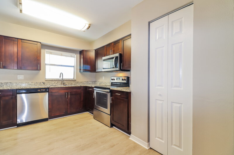 2,470/Mo, 6173 71st St N St Petersburg, FL 33709 Kitchen View