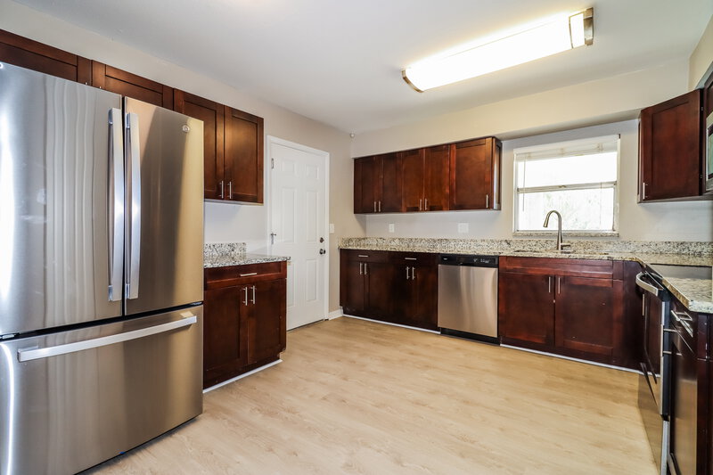 2,470/Mo, 6173 71st St N St Petersburg, FL 33709 Kitchen View 2