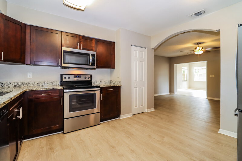 2,470/Mo, 6173 71st St N St Petersburg, FL 33709 Kitchen View 3