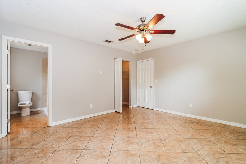 2,470/Mo, 6173 71st St N St Petersburg, FL 33709 Main Bedroom View