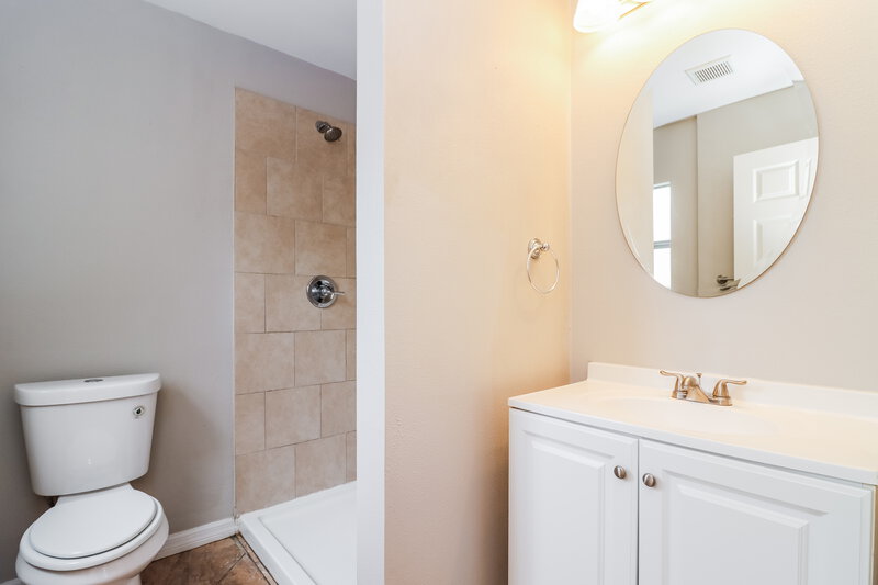 2,470/Mo, 6173 71st St N St Petersburg, FL 33709 Main Bathroom View