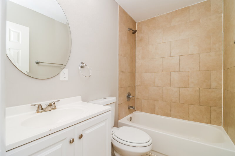 2,470/Mo, 6173 71st St N St Petersburg, FL 33709 Bathroom View