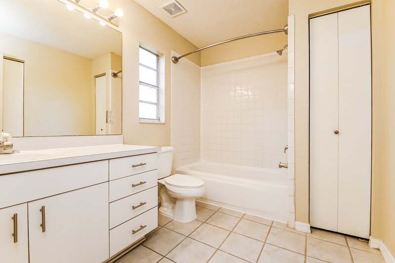 3,350/Mo, 37505 Layton Rd Dade City, FL 33525 Main Bathroom View