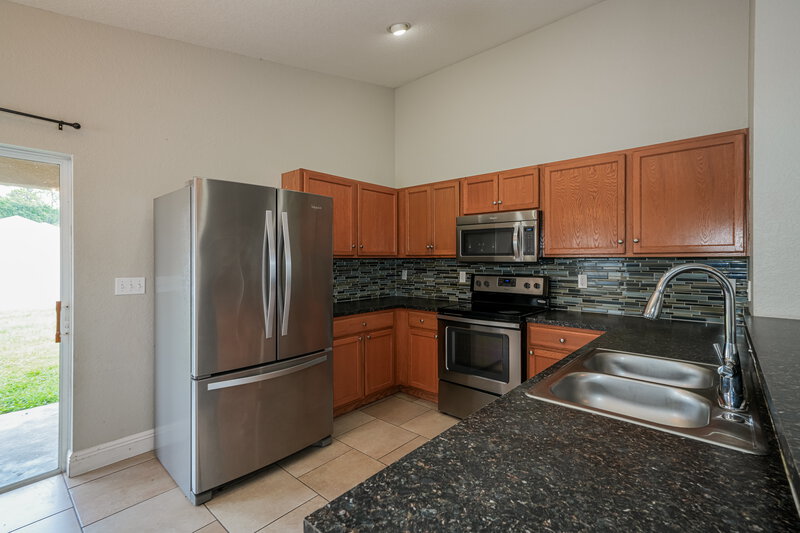 2,180/Mo, 5062 Belmont Park Ln Mulberry, FL 33860 Kitchen View