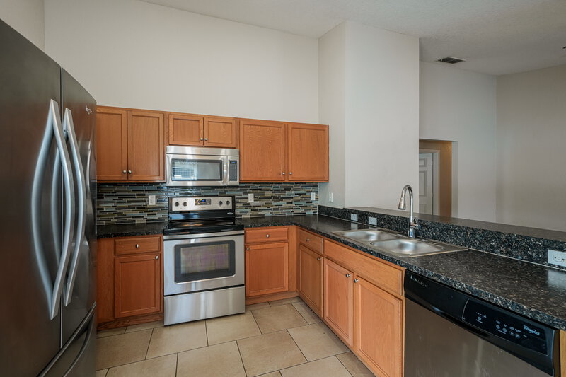 2,180/Mo, 5062 Belmont Park Ln Mulberry, FL 33860 Kitchen View 2
