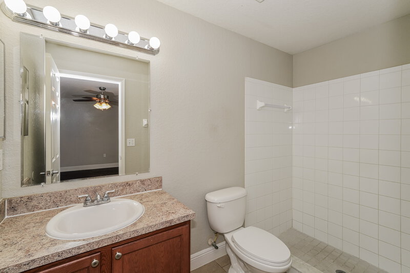 2,180/Mo, 5062 Belmont Park Ln Mulberry, FL 33860 Main Bathroom View
