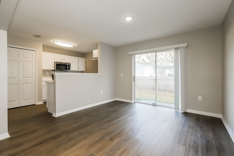 2,270/Mo, 9852 Ashburn Lake Dr Tampa, FL 33610 Dining Room View