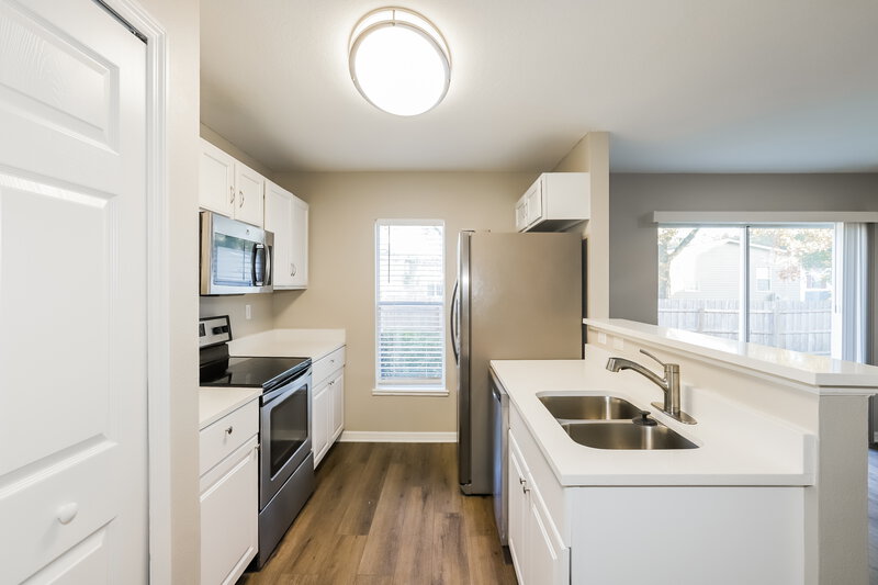 2,270/Mo, 9852 Ashburn Lake Dr Tampa, FL 33610 Kitchen View